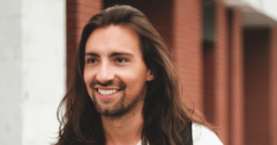 Cheveux longs homme : 5 coupes tendance pour commencer 2024